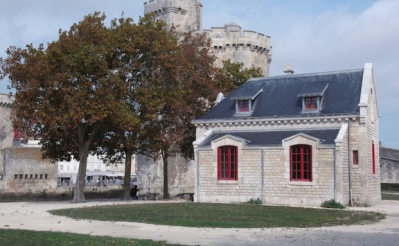 L'apéritif devant les tours de La Rochelle 