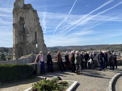 Le groupe INSA devant le château médiéval 
